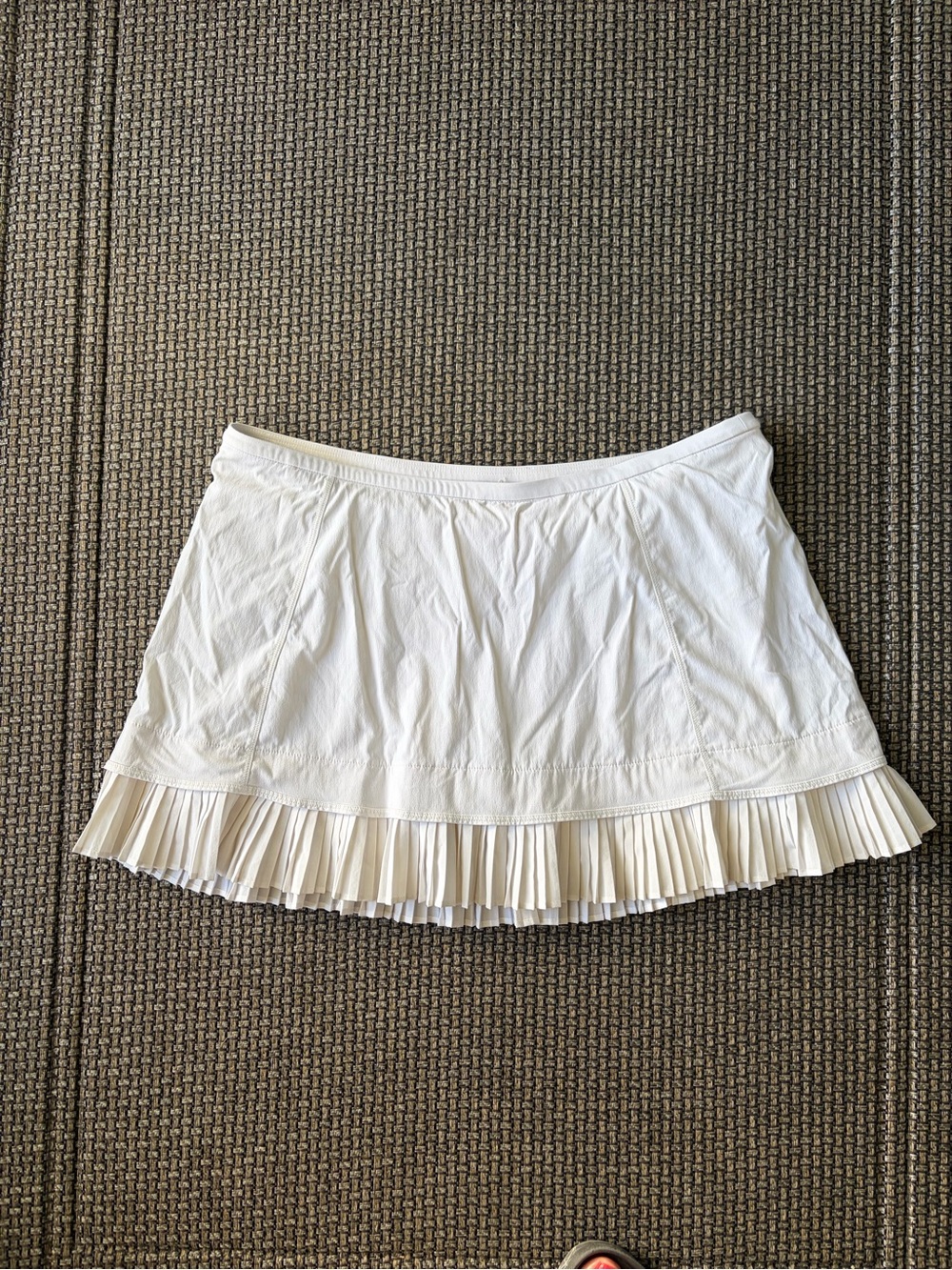 lululemon athletica White Pleated Hem Athletic Skirt size 8